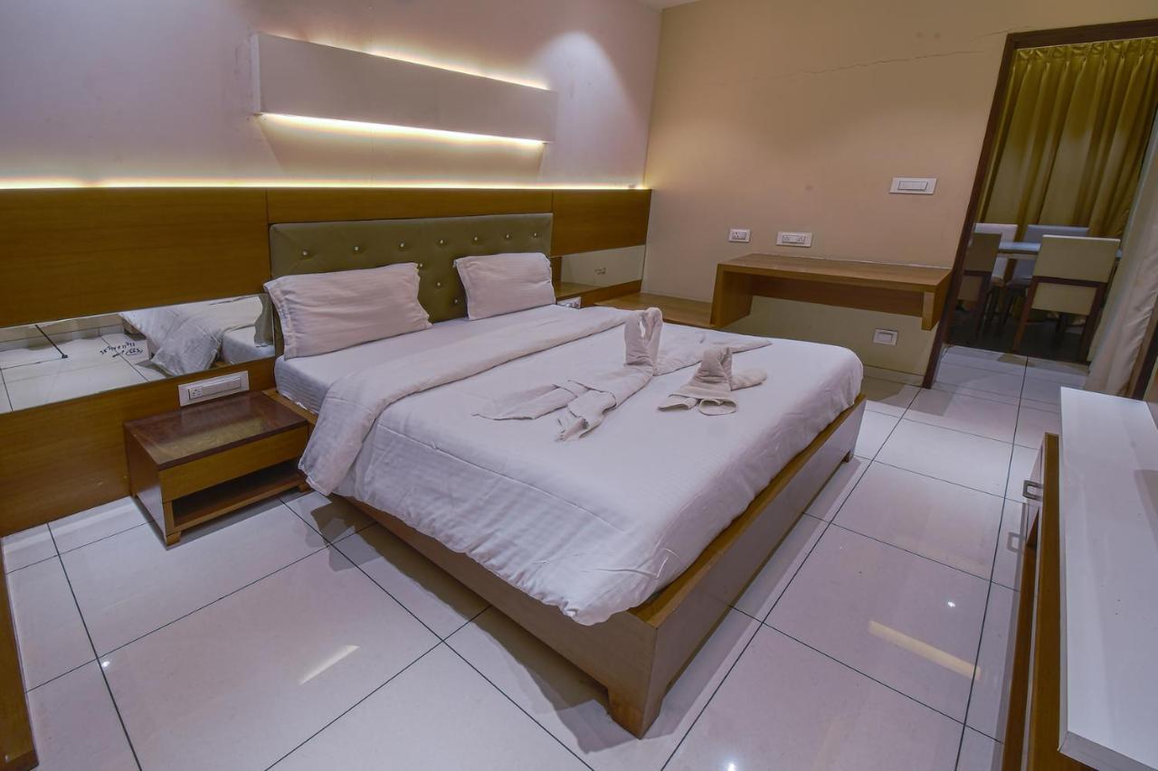 Hotel Ravikiran コールハープル エクステリア 写真